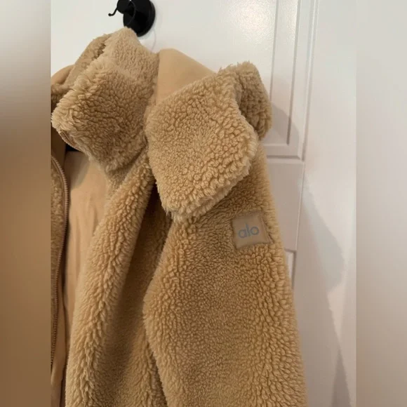 NWOT ALO FOXY SHERPA JACKET CAMEL SIZE SMALL SOLD OUT! - Picture 5 of 12